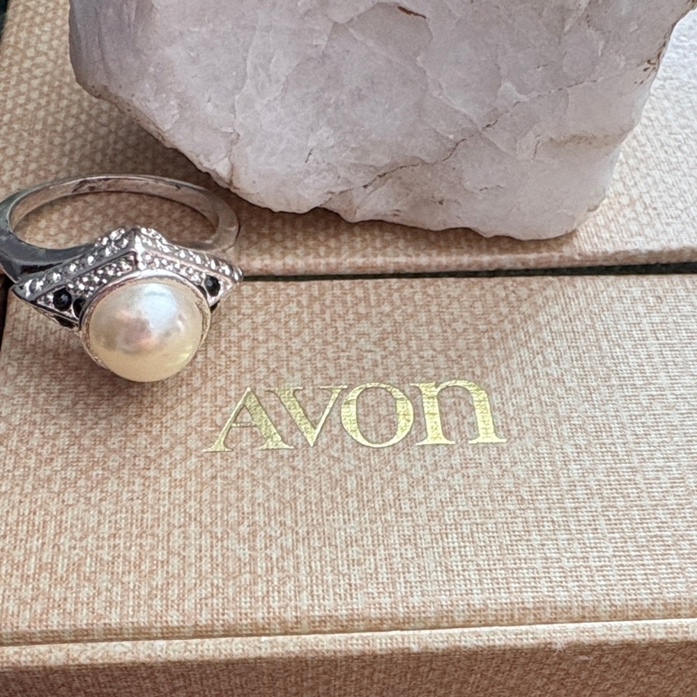 Avon Pearlesque Art DecoVintage-Inspired Silver Tone Statement Ring *SIZE 8* 259